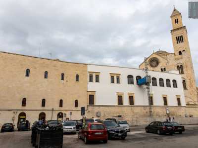 Giungiamo infine in largo San Sabino dove il prospetto a due piani del palazzo si divide sulla sinistra con una parte in pietra contraddistinta da monofore di stampo medievale...